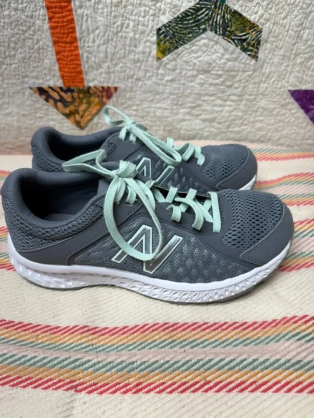 New Balance 420 v4 Woman's Size 7